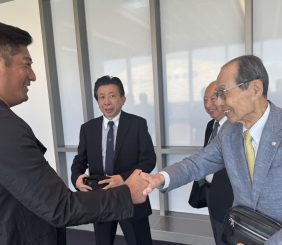 王貞治今抵台　辜仲諒理事長親自接機（棒協提供）