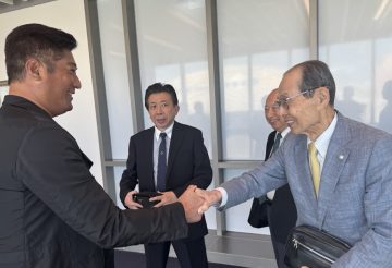 王貞治今抵台　辜仲諒理事長親自接機（棒協提供）